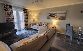 Peaceful Waterfront Apartment, Private Parking, Hull Marina